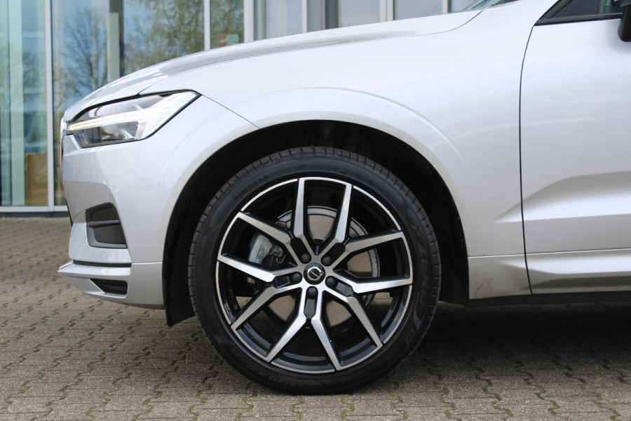 Volvo XC60 2.0 B5 Momentum Exclusive | Trekhaak | Panorama Dak | Stoelverwarming | Adaptive Cruise Control | 360 Camera | Navigatie |