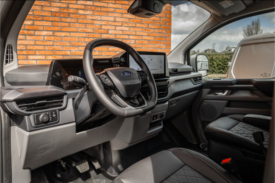 Ford Transit Custom 300 2.0 TDCI L2H1 Sport 170 PK DC | Dubbel Cabine | 360 Camera | Middenconsole | ACC | Blind Spot | Navigatie | Camera | CarPlay Elek. Trekhaak | 5-Zitter | BPM VRIJ | Verlengde fabrieksgarantie tot 11-2029