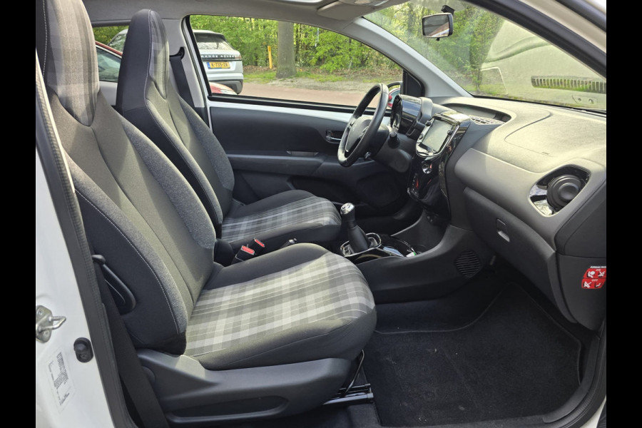 Peugeot 108 1.0 e-VTi Allure TOP! | 2E EIGENAAR | 12MND GARANTIE | CAMERA | LMV | KEYLESS |