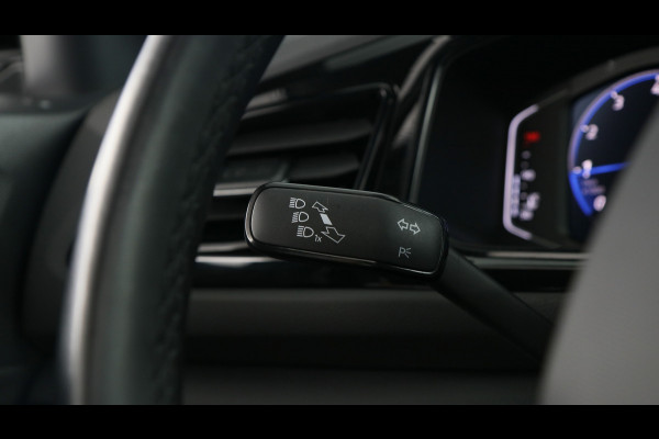 Volkswagen T-Roc 1.5 TSI 150pk R-Line Business DSG / Panoramadak / Keyless / Stoelverwarming / Camera