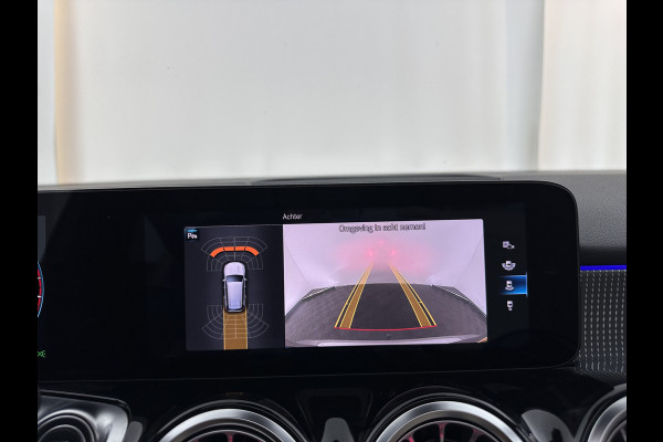 Mercedes-Benz Glb 180 Business Solution (INCL-BTW) *PANO | ADAPTIVE-CRUISE | LEATHER | FULL-LED | BLINDSPOT | MEMORY-PACK | AMBIENTLIGHT | HEATED-SPORTSEATS | WIDESCREEN-DIGICOCKPIT | DAB+ | NAVI-FULLMAP | CAMERA | PRIVACYGLASS |