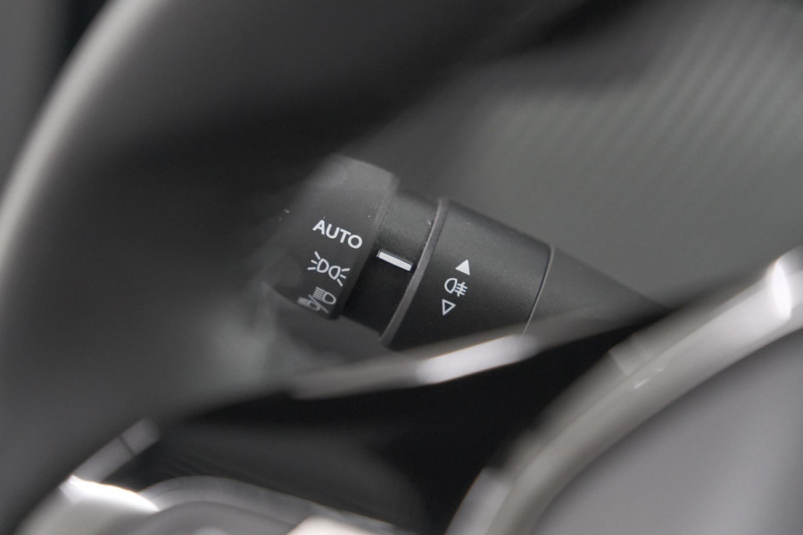 Peugeot e-2008 EV Allure Avantage 54 kWh | 11 KW Laadfunctie | Parkeersensoren | Apple Carplay