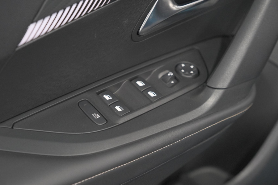 Peugeot e-2008 EV Allure Avantage 54 kWh | 11 KW Laadfunctie | Parkeersensoren | Apple Carplay