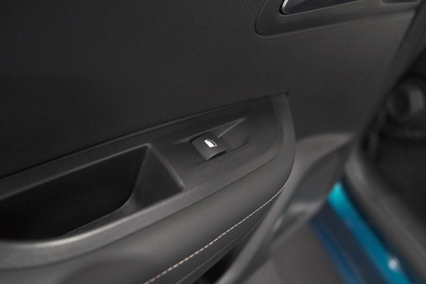 Peugeot e-2008 EV Allure Avantage 54 kWh | 11 KW Laadfunctie | Parkeersensoren | Apple Carplay