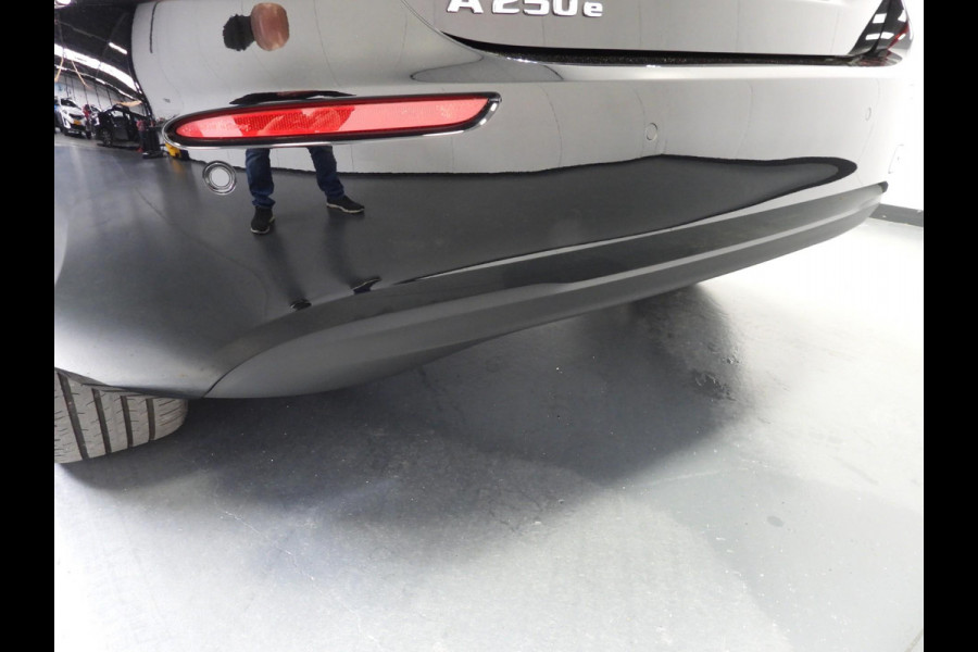 Mercedes-Benz A-Klasse A250e Advantage NAVI/SCHUIFDAK/NIGHT/LED/18"LMV!