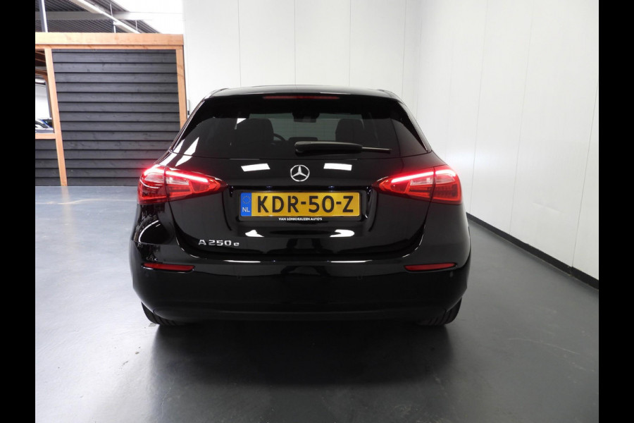Mercedes-Benz A-Klasse A250e Advantage NAVI/SCHUIFDAK/NIGHT/LED/18"LMV!