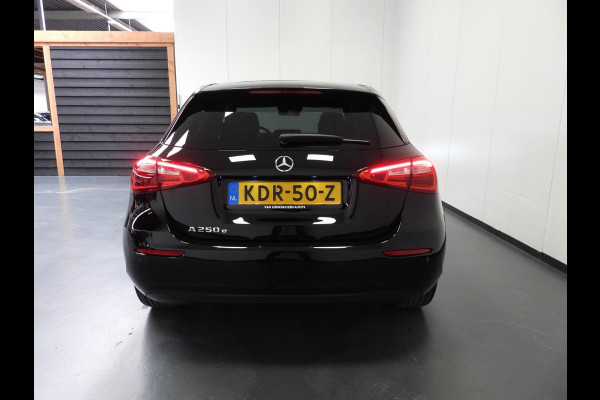 Mercedes-Benz A-Klasse A250e Advantage NAVI/SCHUIFDAK/NIGHT/LED/18"LMV!