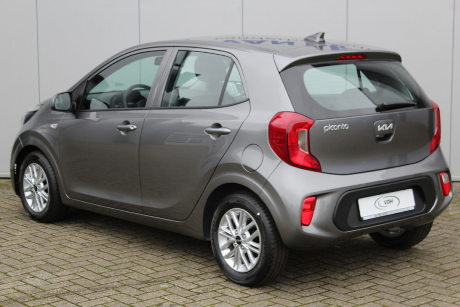 Kia Picanto 1.0-67pk DPi DynamicLine 5drs. Wegenbelasting slechts €. 32,- per mnd. Airco, camera, Apple carplay/Android auto, metallic lak, LM wielen, Bluetooth, centr. vergr. afst. bed., cruise cntrl etc.