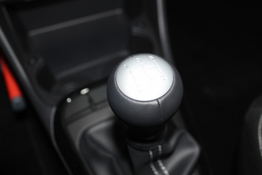 Kia Picanto 1.0-67pk DPi DynamicLine 5drs. Wegenbelasting slechts €. 32,- per mnd. Airco, camera, Apple carplay/Android auto, metallic lak, LM wielen, Bluetooth, centr. vergr. afst. bed., cruise cntrl etc.