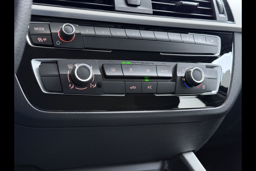 BMW 1-serie 118I AUT-8 Sport Navi Pdc Sportstoelen Trekhaak Ecc Corporate Edition Lmv 17" Regen-Lichtsensor Isofix Bluetooth Origineel Nederlandse Auto Zeer nette BMW 118I