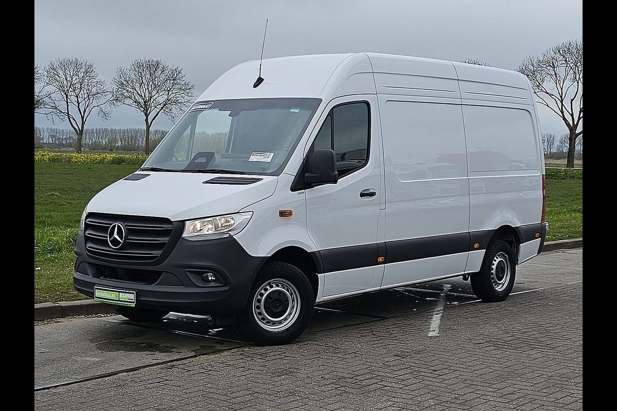 Mercedes-Benz Sprinter 317 L2H2 RWD Cruise control, Airco, Navi, Camera, Laneassist, Automaat, Mbux10, 170 Pk!