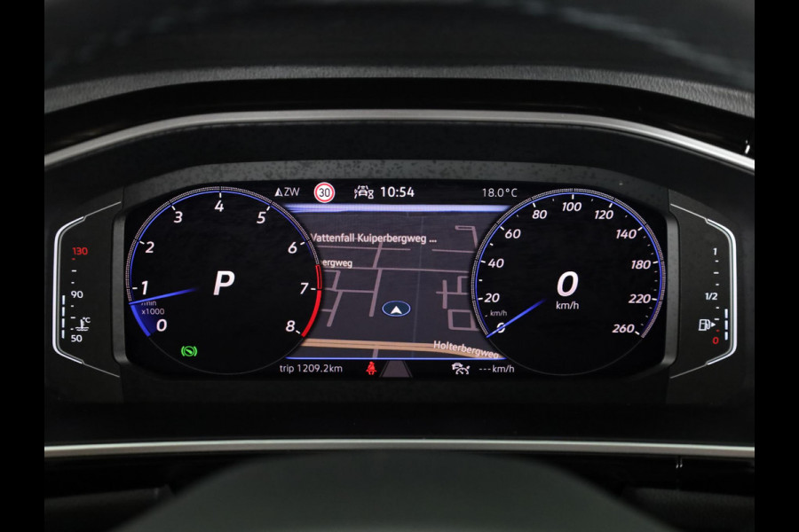 Volkswagen T-Roc 1.5 TSI R-Line | DSG | Navigatie | Camera | Dodehoeksensoren |