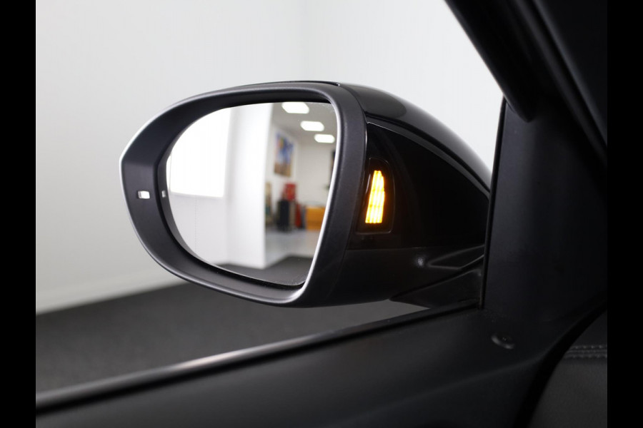 Volkswagen T-Roc 1.5 TSI R-Line | DSG | Navigatie | Camera | Dodehoeksensoren |