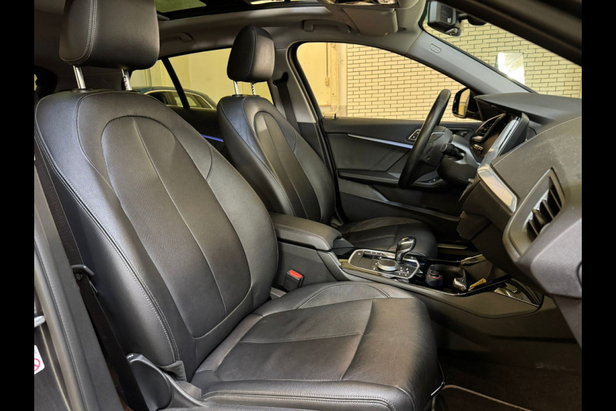 BMW 1-serie 118i 136PK AUT. HIGH EXECUTIVE TREKHAAK/LEDER/PANORAMADAK