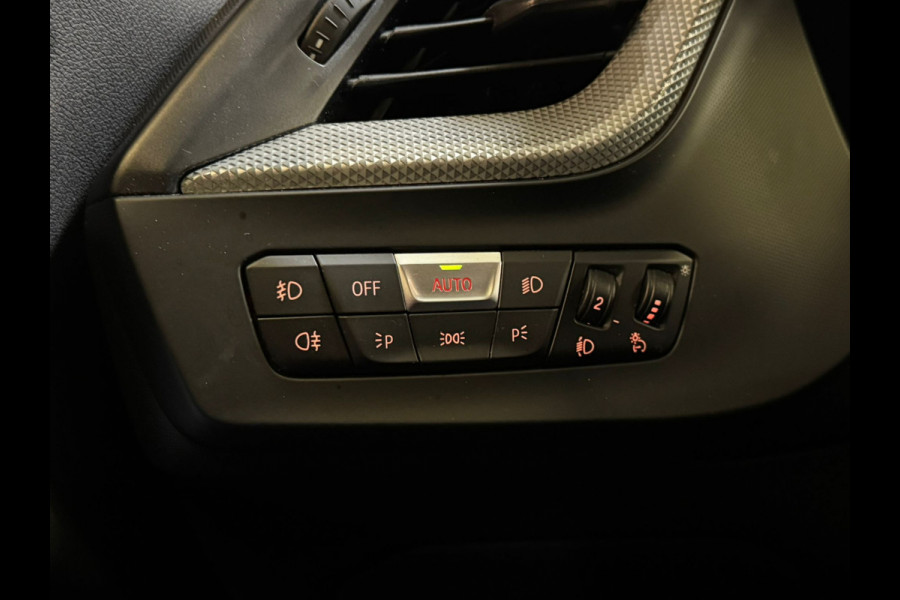 BMW 1-serie 118i 136PK AUT. HIGH EXECUTIVE TREKHAAK/LEDER/PANORAMADAK