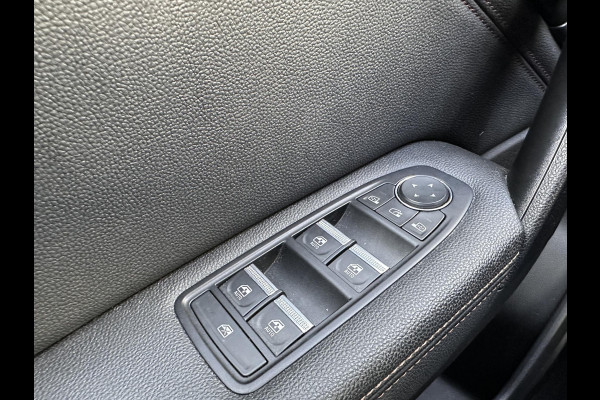 Renault Captur 1.6 E-Tech Plug-in Hybrid 160 Initiale Paris | TWO TONE | Leder | stuur/stoelverwarming | DAB Ontvanger |