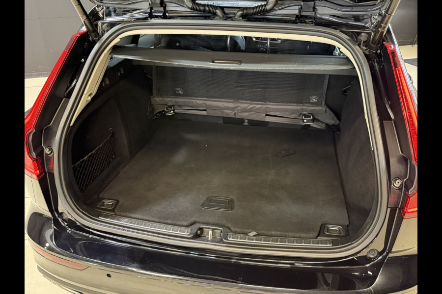 Volvo V60 2.0 B3 R-Design | Trekhaak | Panoramadak | Apple Carplay | Leder