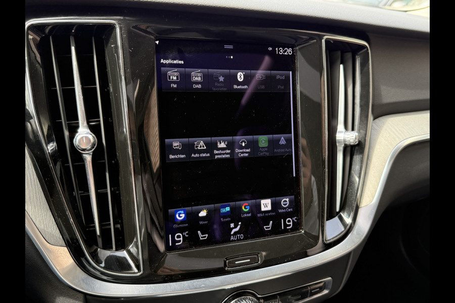 Volvo V60 2.0 B3 R-Design | Trekhaak | Panoramadak | Apple Carplay | Leder