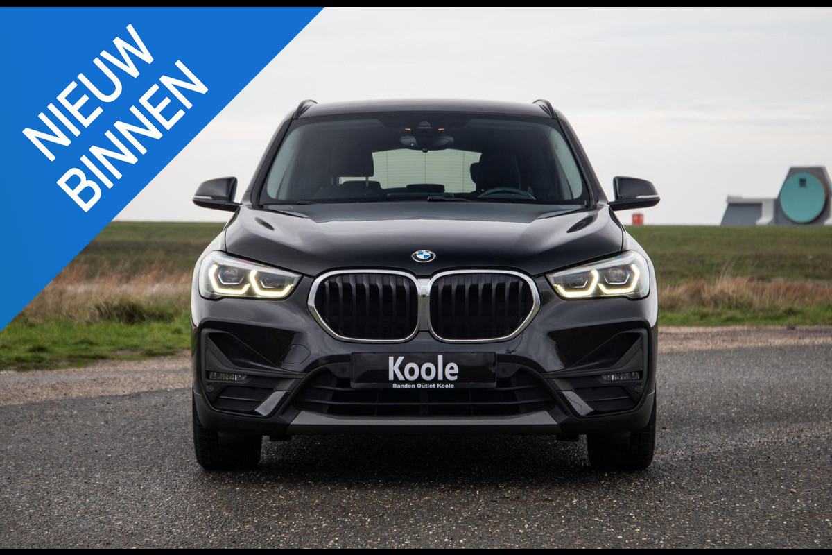 BMW X1 xDrive25e Executive X CAMERA / CARPLAY / HEAD UP DISPLAY / LEDER / LED / CRUISE CONTROLE / STOELVERWARMING
