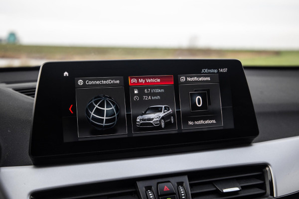 BMW X1 xDrive25e Executive X CAMERA / CARPLAY / HEAD UP DISPLAY / LEDER / LED / CRUISE CONTROLE / STOELVERWARMING