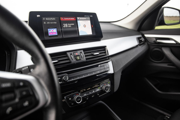 BMW X1 xDrive25e Executive X CAMERA / CARPLAY / HEAD UP DISPLAY / LEDER / LED / CRUISE CONTROLE / STOELVERWARMING