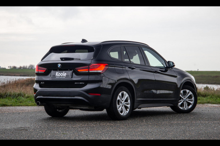 BMW X1 xDrive25e Executive X CAMERA / CARPLAY / HEAD UP DISPLAY / LEDER / LED / CRUISE CONTROLE / STOELVERWARMING