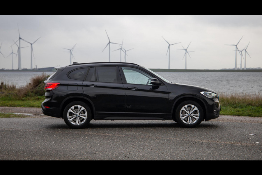 BMW X1 xDrive25e Executive X CAMERA / CARPLAY / HEAD UP DISPLAY / LEDER / LED / CRUISE CONTROLE / STOELVERWARMING