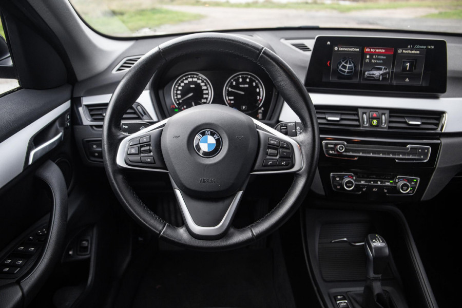 BMW X1 xDrive25e Executive X CAMERA / CARPLAY / HEAD UP DISPLAY / LEDER / LED / CRUISE CONTROLE / STOELVERWARMING