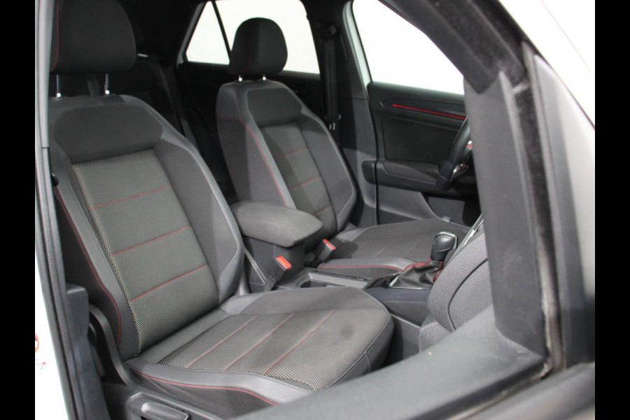 Volkswagen T-Roc 1.5 TSI Sport R-Design Automaat Navigatie Stoelverwarming Afneembare trekhaak Sfeerverlichting LED Lichtmetalen velgen Adaptieve cruise control Apple Carplay/ Andriod Auto Digitale cockpit