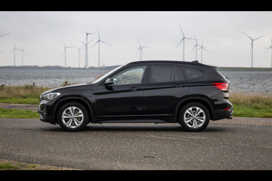 BMW X1 xDrive25e Executive X CAMERA / CARPLAY / HEAD UP DISPLAY / LEDER / LED / CRUISE CONTROLE / STOELVERWARMING