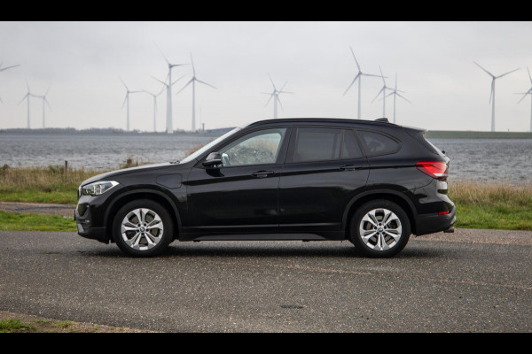BMW X1 xDrive25e Executive X CAMERA / CARPLAY / HEAD UP DISPLAY / LEDER / LED / CRUISE CONTROLE / STOELVERWARMING
