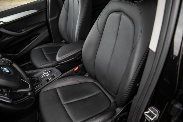 BMW X1 xDrive25e Executive X CAMERA / CARPLAY / HEAD UP DISPLAY / LEDER / LED / CRUISE CONTROLE / STOELVERWARMING