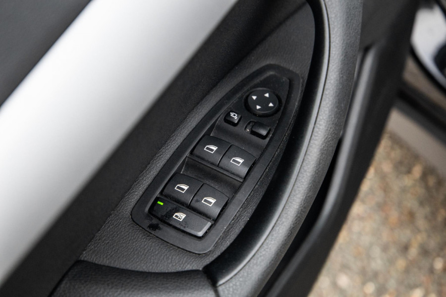 BMW X1 xDrive25e Executive X CAMERA / CARPLAY / HEAD UP DISPLAY / LEDER / LED / CRUISE CONTROLE / STOELVERWARMING