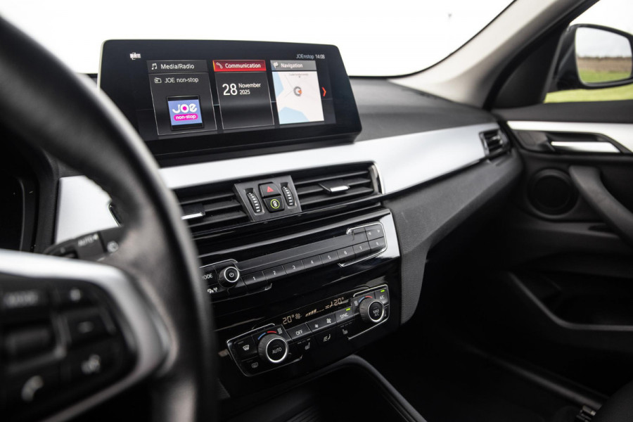 BMW X1 xDrive25e Executive X CAMERA / CARPLAY / HEAD UP DISPLAY / LEDER / LED / CRUISE CONTROLE / STOELVERWARMING