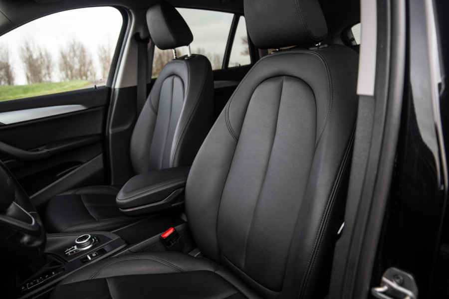 BMW X1 xDrive25e Executive X CAMERA / CARPLAY / HEAD UP DISPLAY / LEDER / LED / CRUISE CONTROLE / STOELVERWARMING