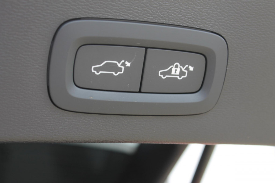 Volvo XC40 B3 177PK Automaat Plus Dark Panoramisch schuif-kanteldak / Adaptieve Cruise Control / Google infotainment / Parkeersensoren voor en achter met camera achter / Lederen bekleding / Blis
