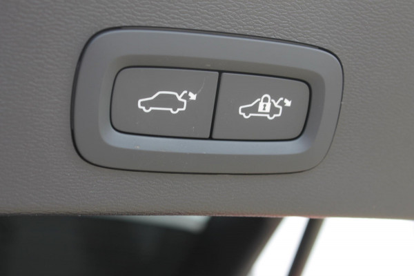 Volvo XC40 B3 177PK Automaat Plus Dark Panoramisch schuif-kanteldak / Adaptieve Cruise Control / Google infotainment / Parkeersensoren voor en achter met camera achter / Lederen bekleding / Blis