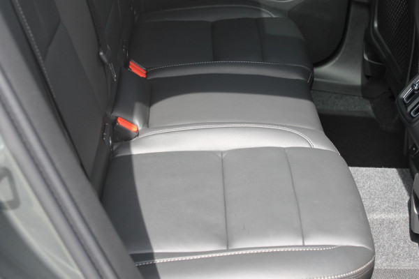 Volvo XC40 B3 177PK Automaat Plus Dark Panoramisch schuif-kanteldak / Adaptieve Cruise Control / Google infotainment / Parkeersensoren voor en achter met camera achter / Lederen bekleding / Blis