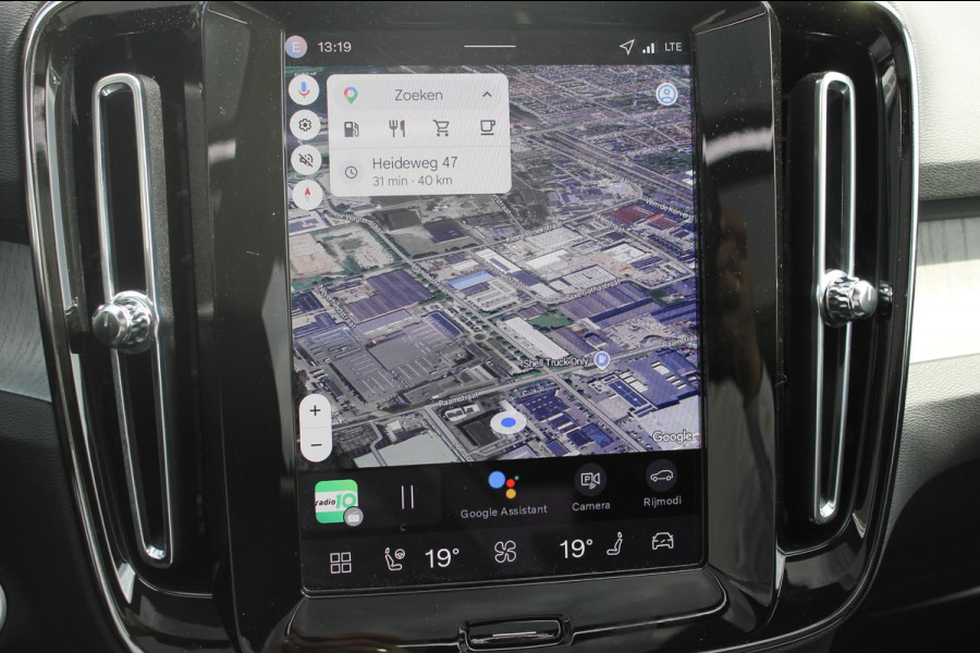 Volvo XC40 B3 177PK Automaat Plus Dark Panoramisch schuif-kanteldak / Adaptieve Cruise Control / Google infotainment / Parkeersensoren voor en achter met camera achter / Lederen bekleding / Blis