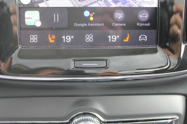 Volvo XC40 B3 177PK Automaat Plus Dark Panoramisch schuif-kanteldak / Adaptieve Cruise Control / Google infotainment / Parkeersensoren voor en achter met camera achter / Lederen bekleding / Blis