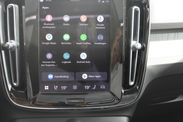 Volvo XC40 B3 177PK Automaat Plus Dark Panoramisch schuif-kanteldak / Adaptieve Cruise Control / Google infotainment / Parkeersensoren voor en achter met camera achter / Lederen bekleding / Blis