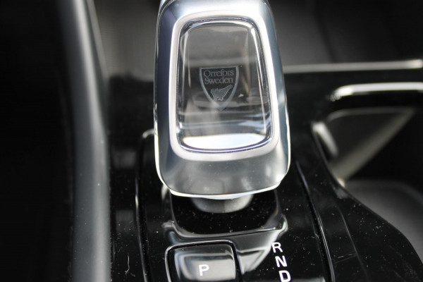 Volvo XC40 B3 177PK Automaat Plus Dark Panoramisch schuif-kanteldak / Adaptieve Cruise Control / Google infotainment / Parkeersensoren voor en achter met camera achter / Lederen bekleding / Blis