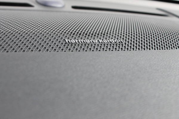 Volvo XC40 B3 177PK Automaat Plus Dark Panoramisch schuif-kanteldak / Adaptieve Cruise Control / Google infotainment / Parkeersensoren voor en achter met camera achter / Lederen bekleding / Blis