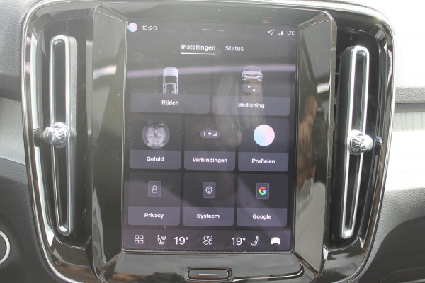 Volvo XC40 B3 177PK Automaat Plus Dark Panoramisch schuif-kanteldak / Adaptieve Cruise Control / Google infotainment / Parkeersensoren voor en achter met camera achter / Lederen bekleding / Blis