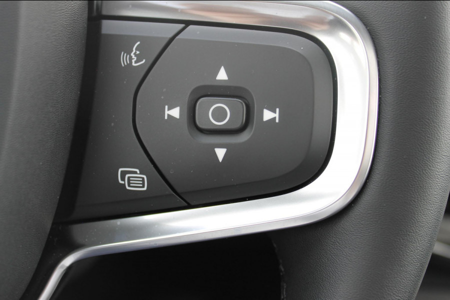Volvo XC40 B3 177PK Automaat Plus Dark Panoramisch schuif-kanteldak / Adaptieve Cruise Control / Google infotainment / Parkeersensoren voor en achter met camera achter / Lederen bekleding / Blis