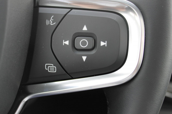 Volvo XC40 B3 177PK Automaat Plus Dark Panoramisch schuif-kanteldak / Adaptieve Cruise Control / Google infotainment / Parkeersensoren voor en achter met camera achter / Lederen bekleding / Blis