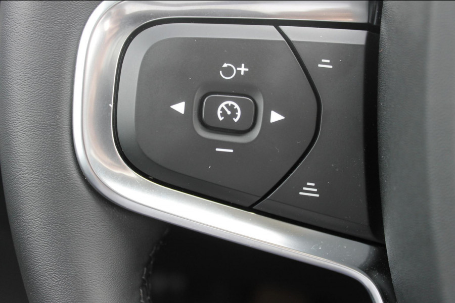 Volvo XC40 B3 177PK Automaat Plus Dark Panoramisch schuif-kanteldak / Adaptieve Cruise Control / Google infotainment / Parkeersensoren voor en achter met camera achter / Lederen bekleding / Blis