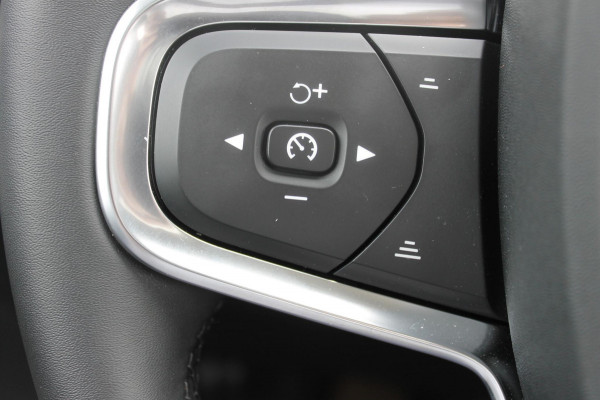 Volvo XC40 B3 177PK Automaat Plus Dark Panoramisch schuif-kanteldak / Adaptieve Cruise Control / Google infotainment / Parkeersensoren voor en achter met camera achter / Lederen bekleding / Blis