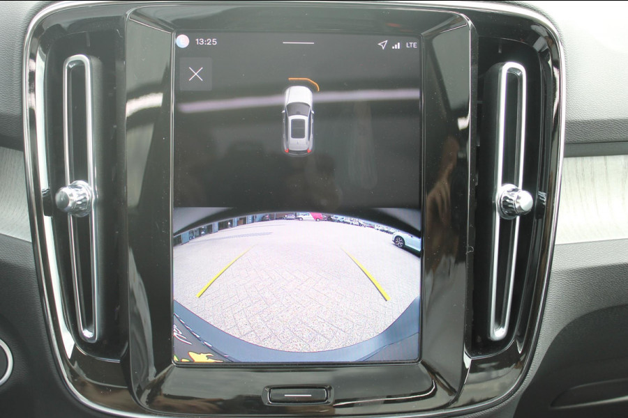 Volvo XC40 B3 177PK Automaat Plus Dark Panoramisch schuif-kanteldak / Adaptieve Cruise Control / Google infotainment / Parkeersensoren voor en achter met camera achter / Lederen bekleding / Blis