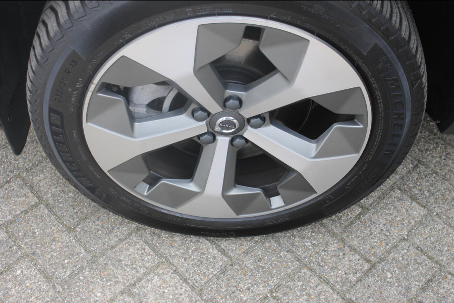 Volvo XC40 B3 177PK Automaat Plus Dark Panoramisch schuif-kanteldak / Adaptieve Cruise Control / Google infotainment / Parkeersensoren voor en achter met camera achter / Lederen bekleding / Blis